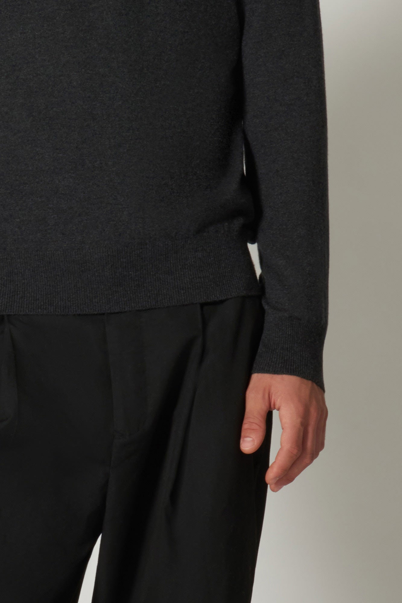 Maglia Girocollo in Puro Cashmere Almost Black