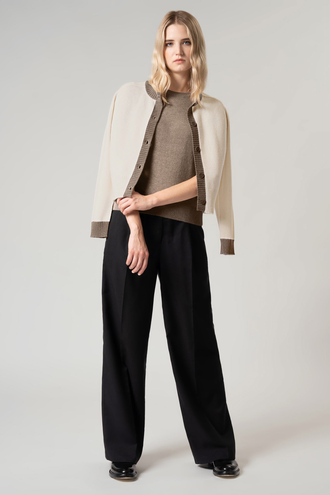 Cardigan con Bordi a Contrasto in Puro Cashmere Latte