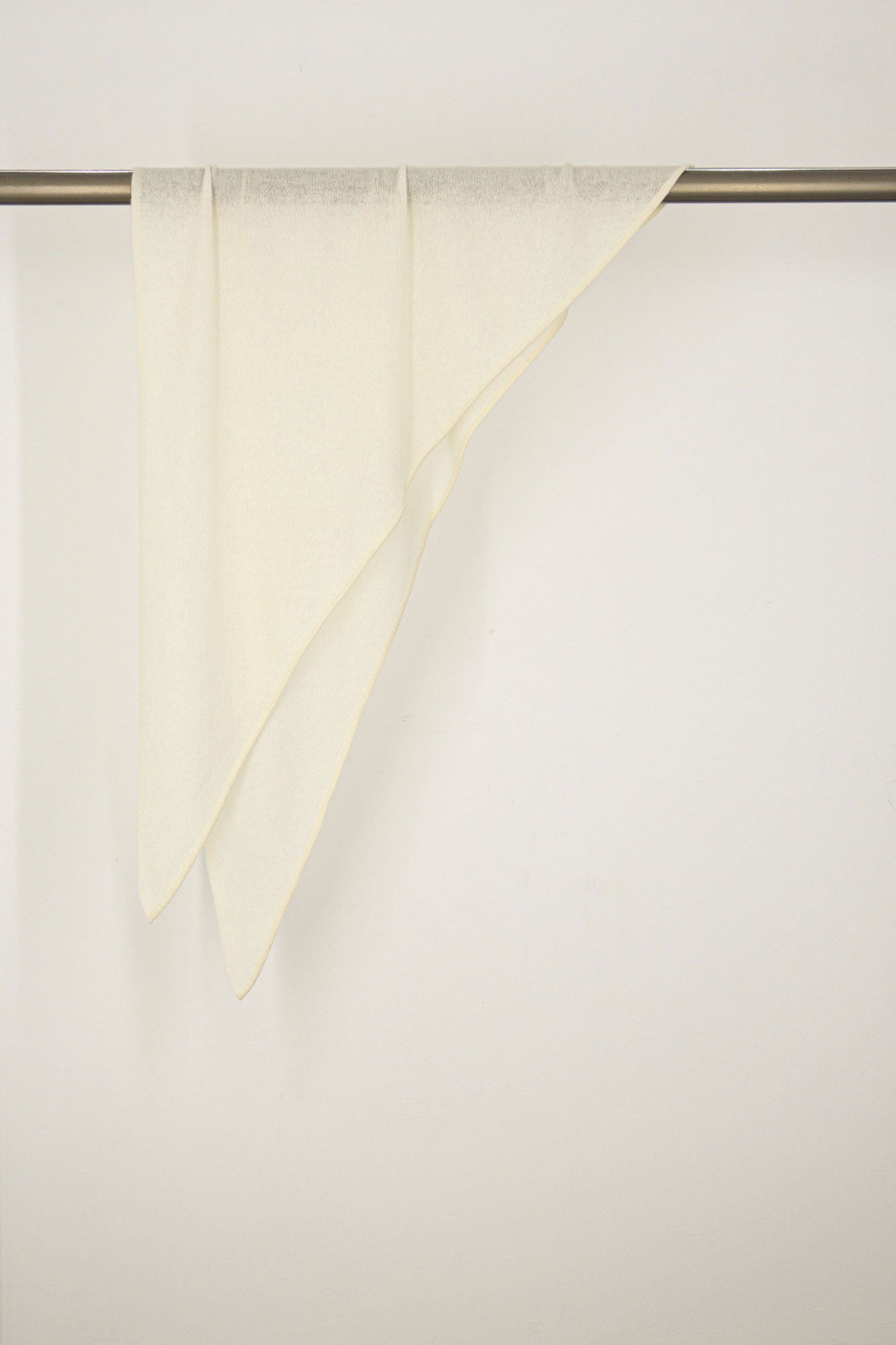 Sciarpa a Triangolo in Puro Cashmere Latte