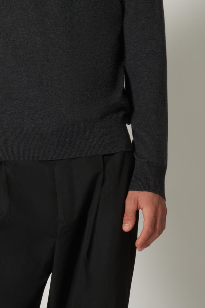 Maglia Girocollo in Puro Cashmere Almost Black